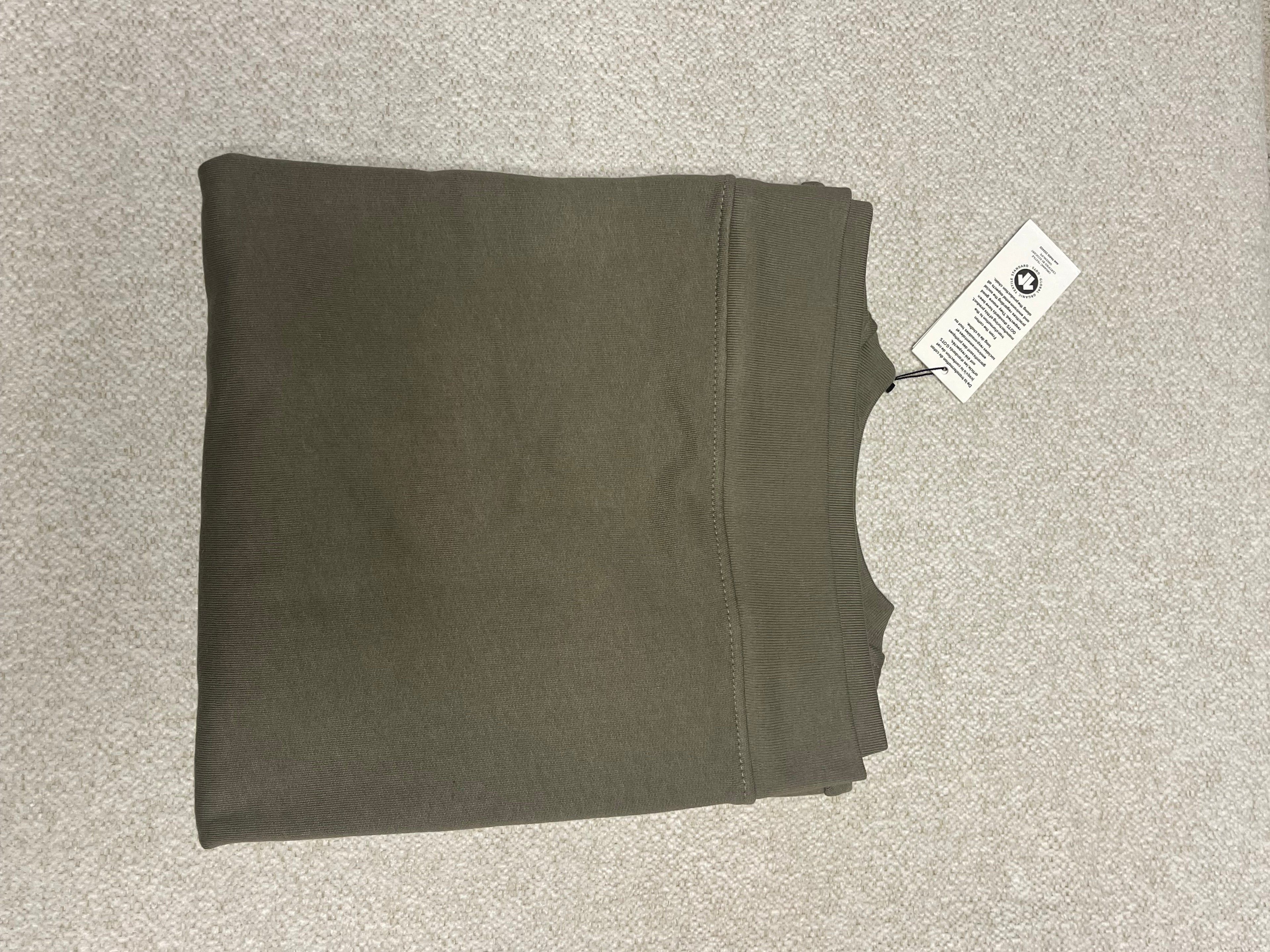 « Sweat Kaki Vert Olive Minimaliste - Logo Brodé Rouge » (le plus recommandé)