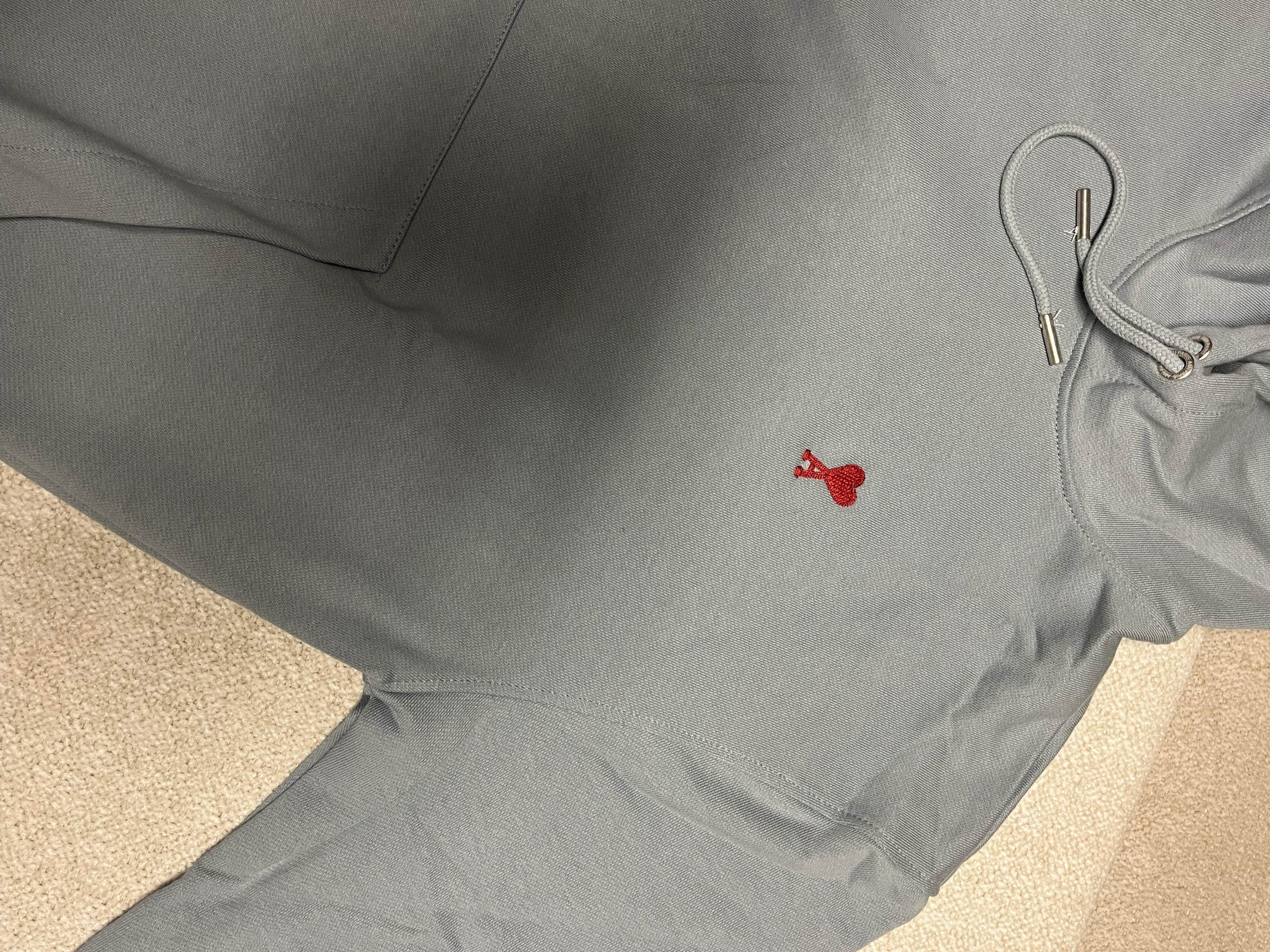 « Hoodie Gris Minimaliste - Confort & Élégance » (le plus polyvalent)