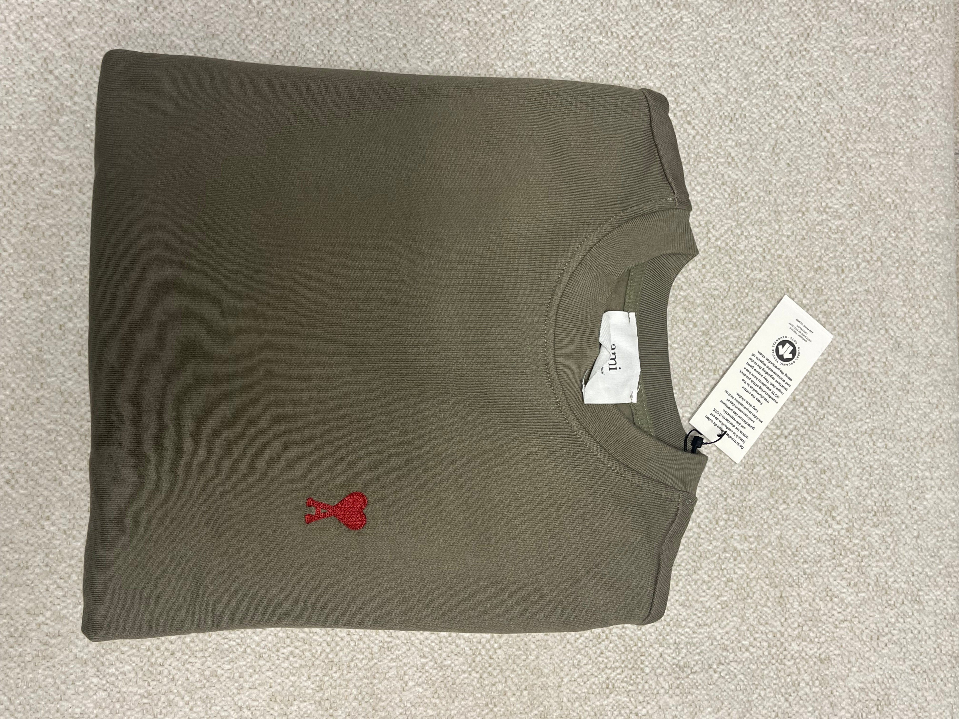 « Sweat Kaki Vert Olive Minimaliste - Logo Brodé Rouge » (le plus recommandé)