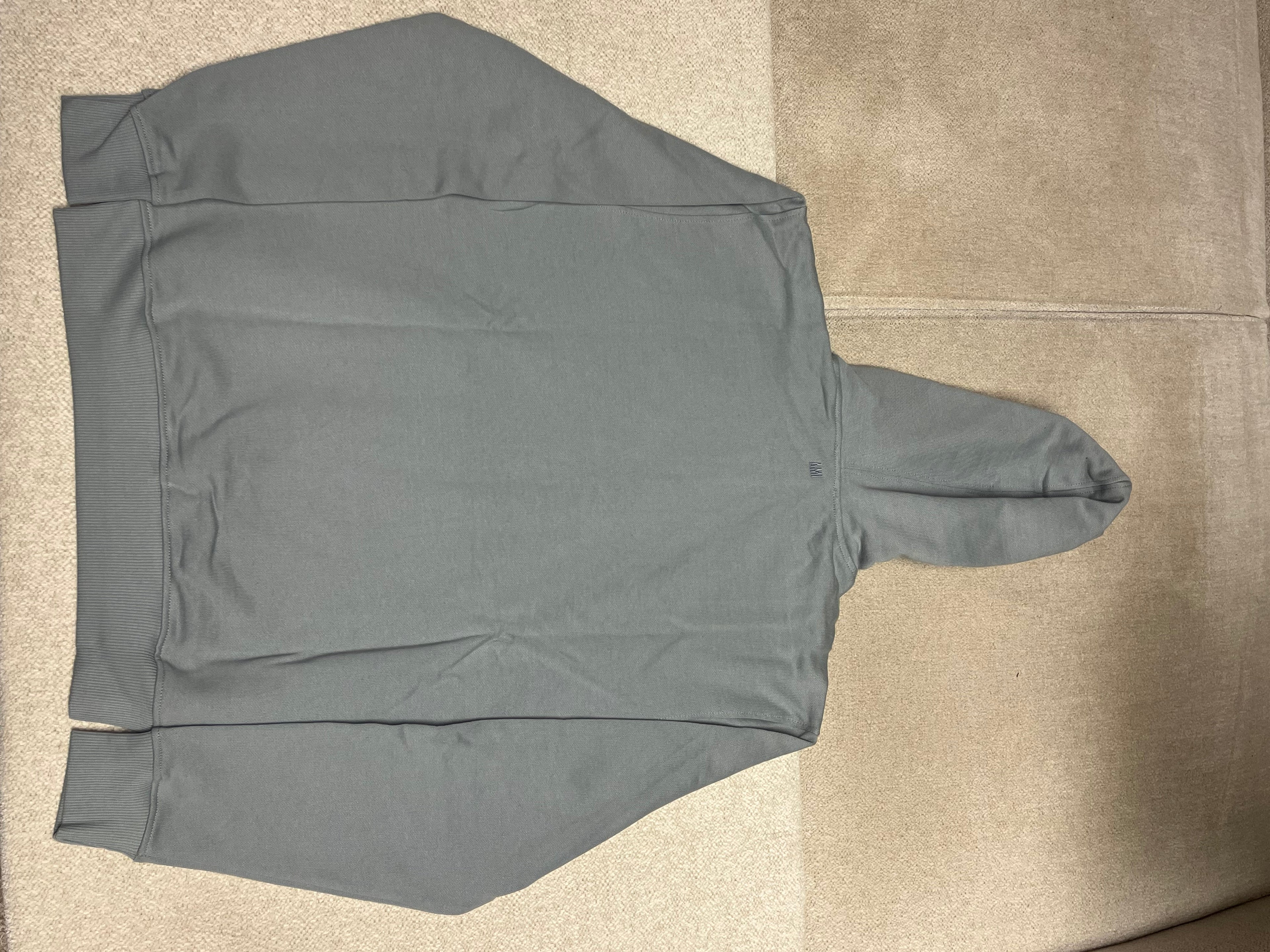 « Hoodie Gris Minimaliste - Confort & Élégance » (le plus polyvalent)