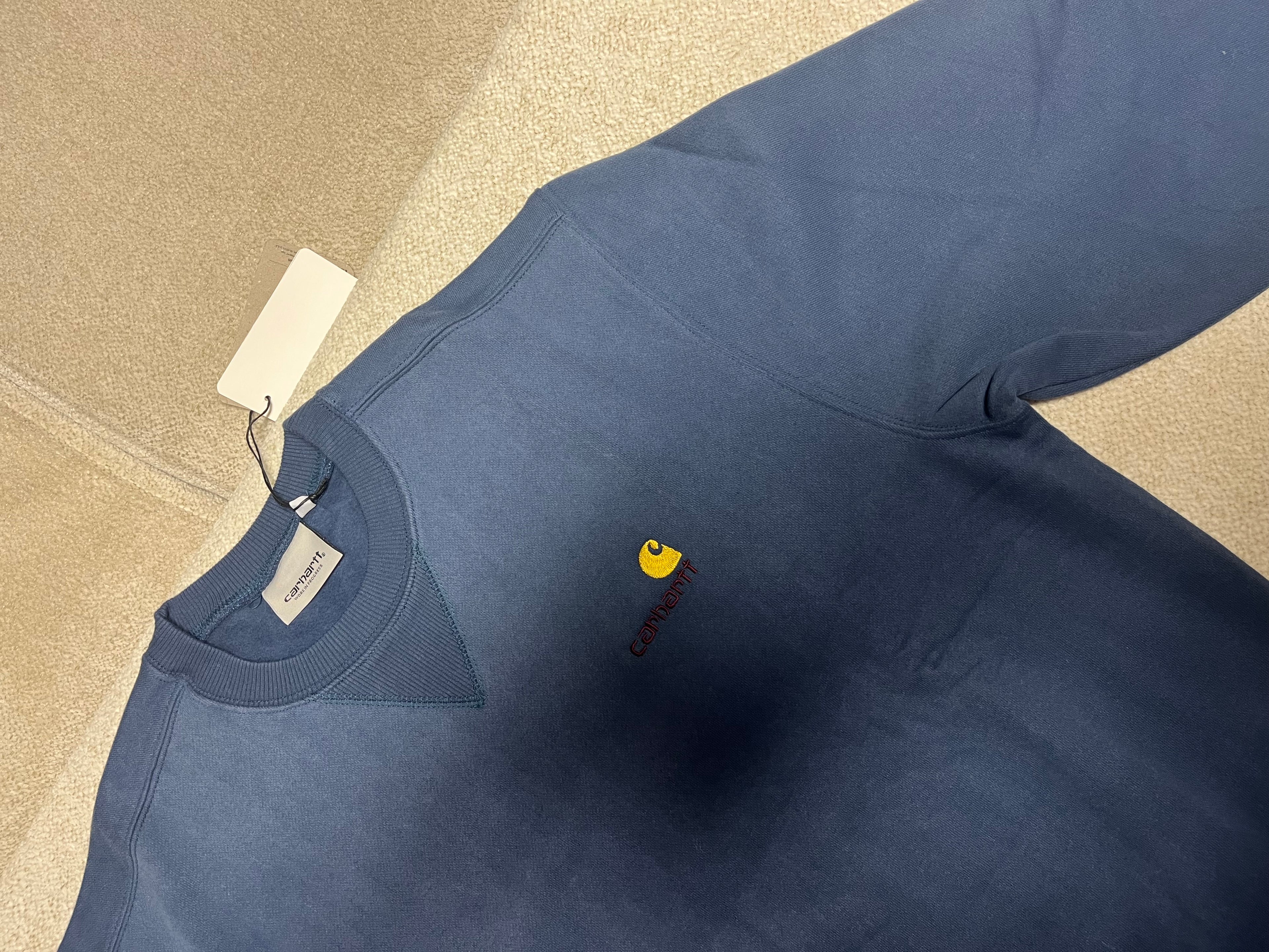 « Sweat Carhartt Bleu Marine Col Rond - Logo Jaune Brodé » (le plus recommandé)
