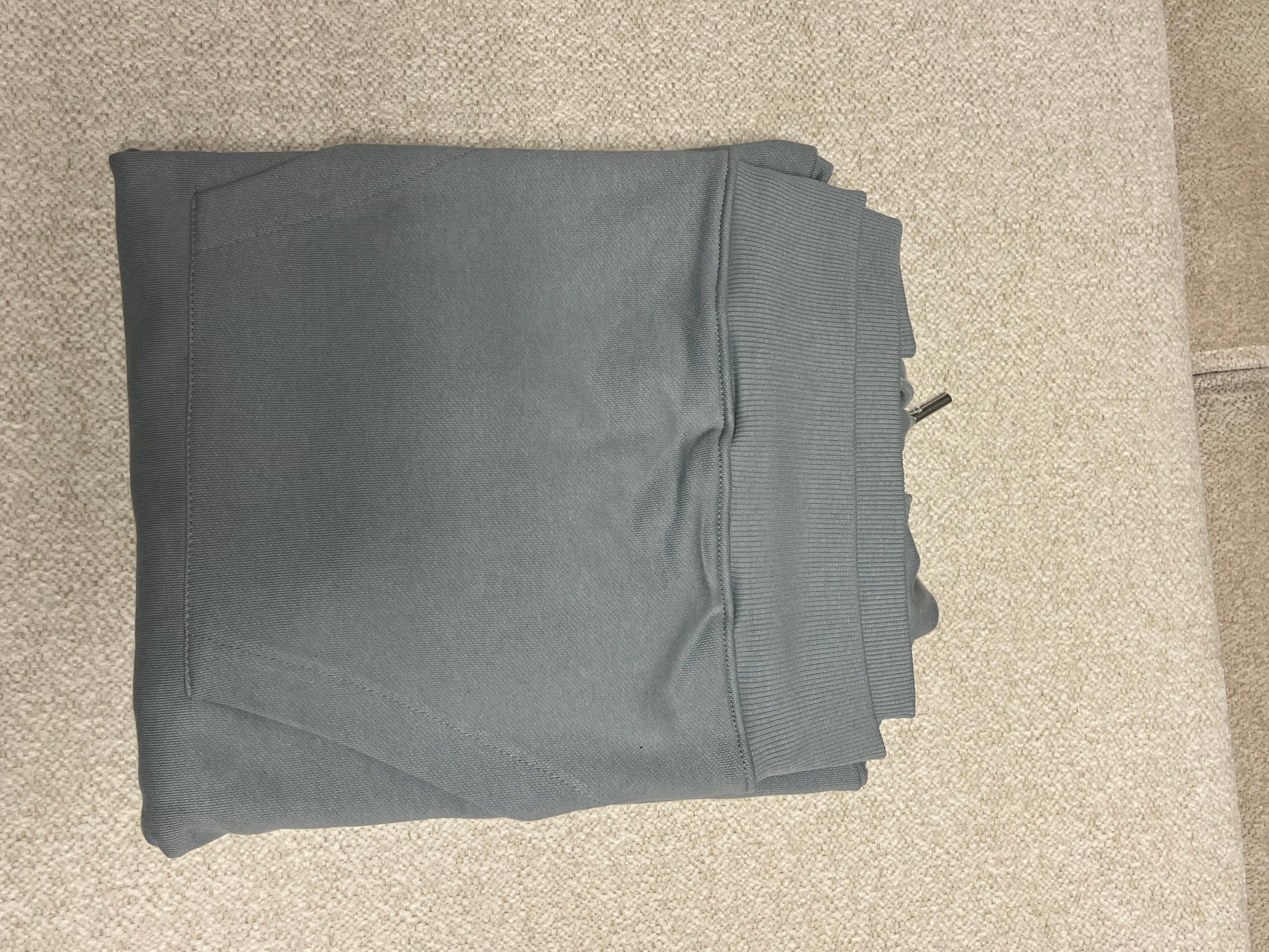 « Hoodie Gris Minimaliste - Confort & Élégance » (le plus polyvalent)