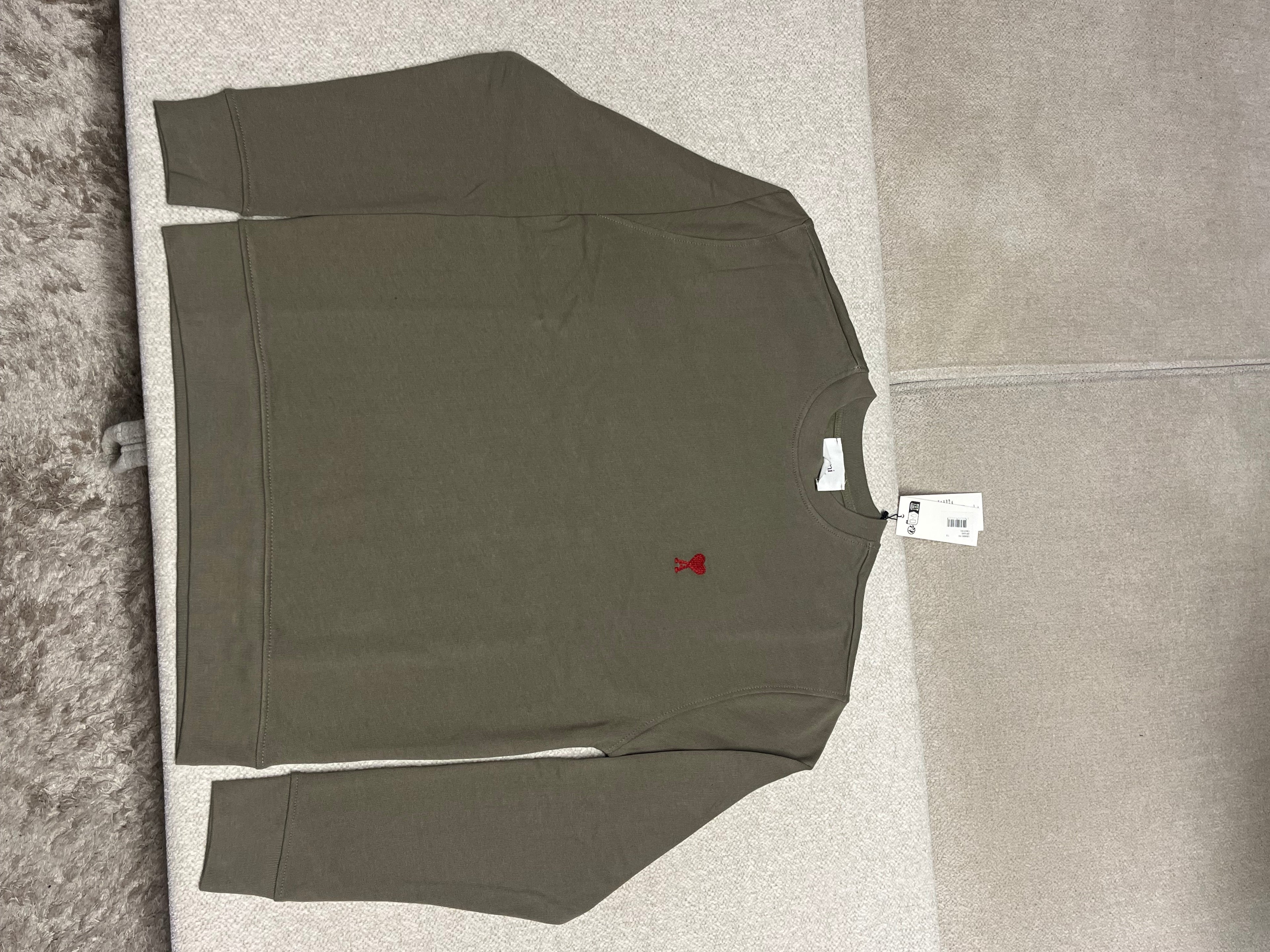 « Sweat Kaki Vert Olive Minimaliste - Logo Brodé Rouge » (le plus recommandé)
