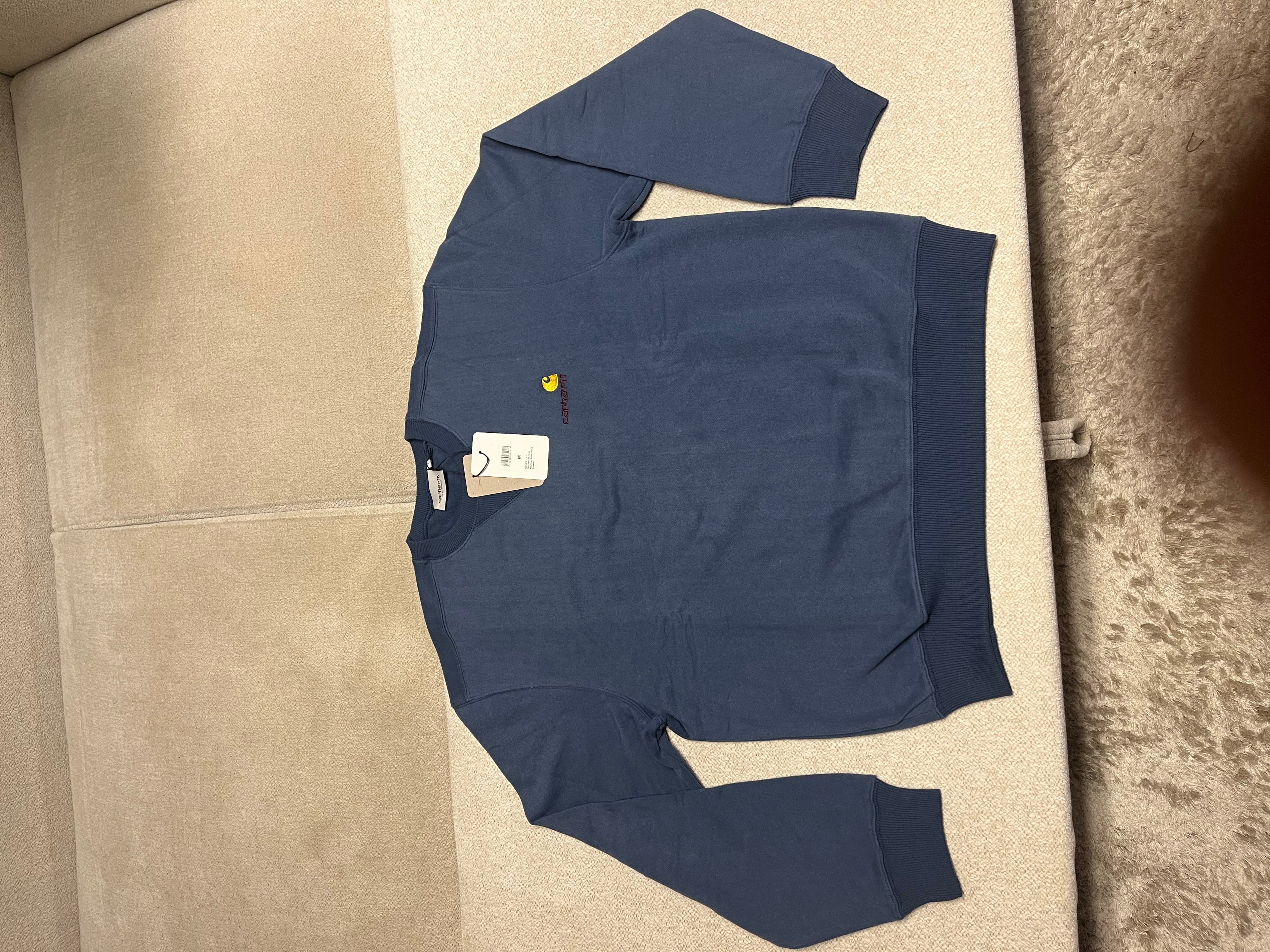 « Sweat Carhartt Bleu Marine Col Rond - Logo Jaune Brodé » (le plus recommandé)