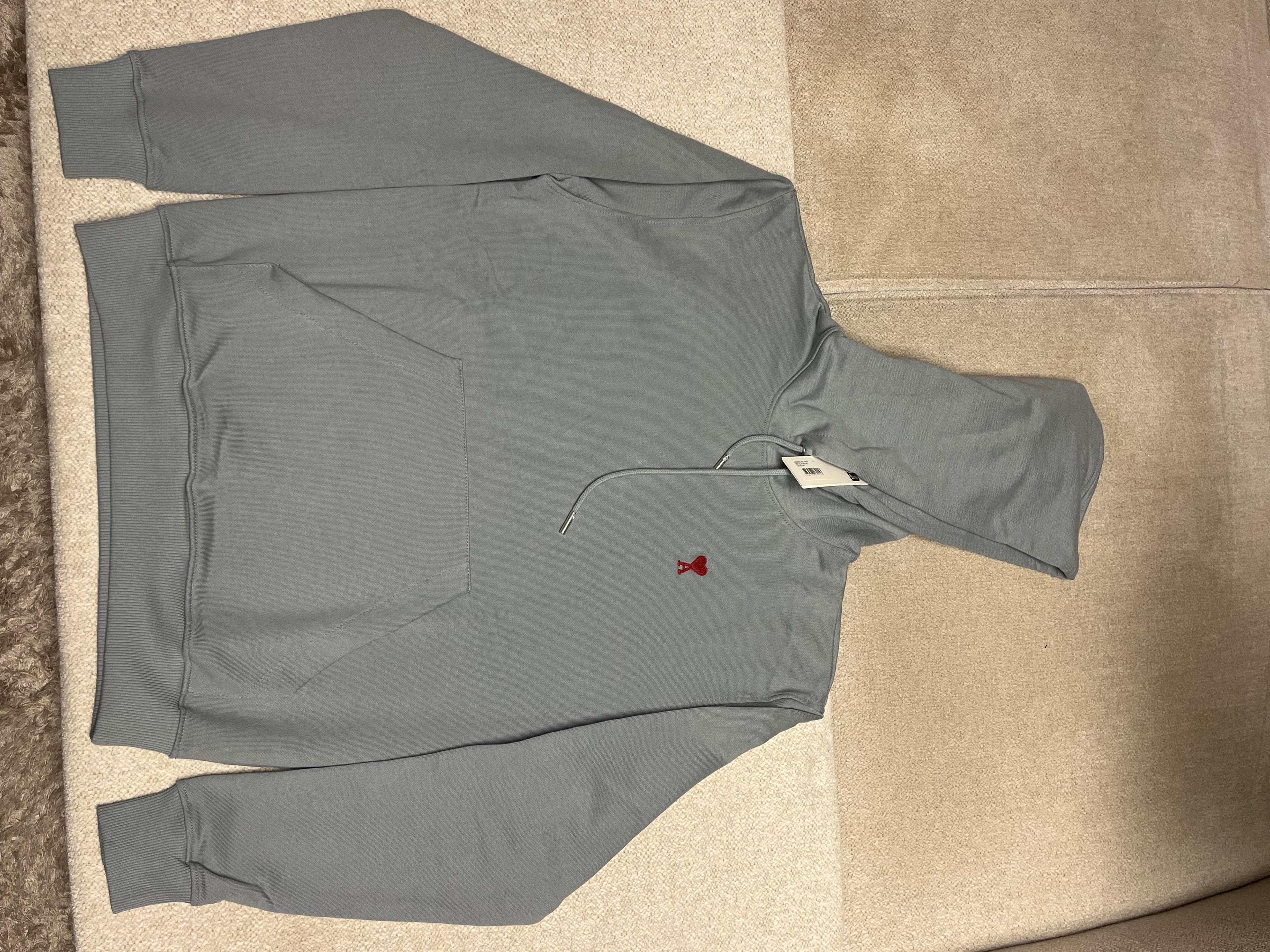 « Hoodie Gris Minimaliste - Confort & Élégance » (le plus polyvalent)